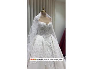 فستان أبيض بتصميم كلاسيكي ناعم