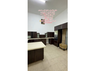مطبخ خشب سندوش بتصميم مرتب وأنيق