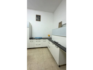 مطبخ مودرن بحالة ممتازة