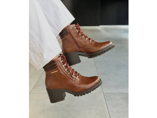 جلد طبيعي 100% May be an image of boots, wingtip shoes and leather
