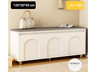 مقعد وخزانة أحذية كبيرة باللون الأبيض الكريمي