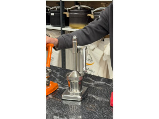 عصارة البرتقال اليدوية