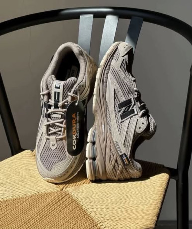 gold-star-shoes-big-0