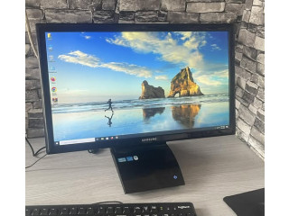 جهاز كومبيوتر وشاشة بنفس الوقت