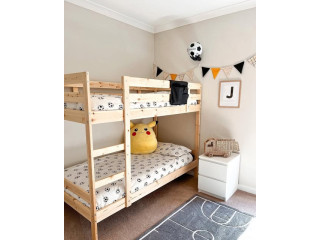 غرف أطفال مرتبة، مريحة، وعملية