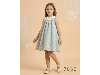 فساتين وأطقم للأطفال