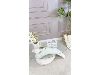 طاولة بتصميم أنيق