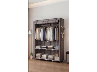 خزانة ملابس عصرية بتصميم عملي