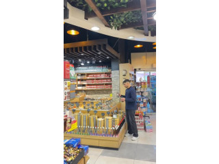 قسم البقوليات والبهارات في سوبر ماركت بغداد